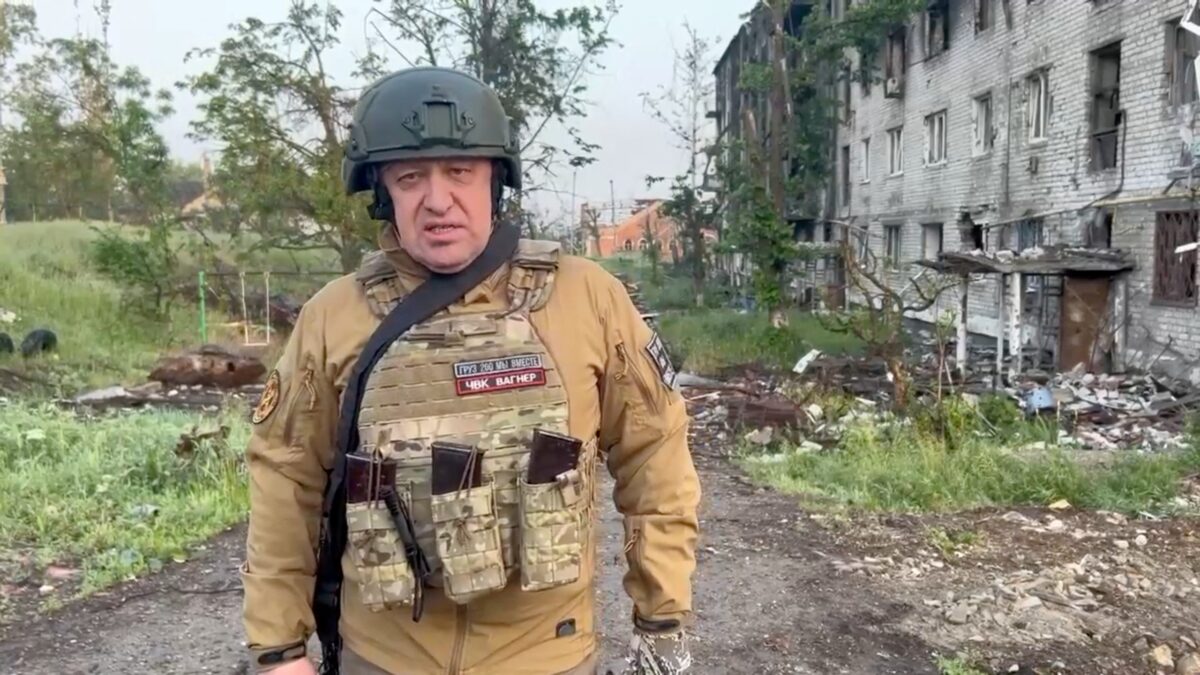 Người sáng lập tập đoàn lính đánh thuê tư nhân Wagner Yevgeny Prigozhin đưa ra một tuyên bố về việc bắt đầu rút lực lượng của mình khỏi Bakhmut và bàn giao các vị trí của họ cho quân đội chính quy Nga, trong cuộc xung đột Nga-Ukraine ở Bakhmut, Ukraine, hôm 25/05/2023. (Ảnh: Concord/Tài liệu phát tay qua Reuters)