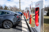 Một chiếc sedan Tesla Model S được cắm vào trạm sạc xe điện Tesla Supercharger ở Falls Church, Virginia, hôm 13/02/2023. (Ảnh: Saul Loeb/AFP qua Getty Images)