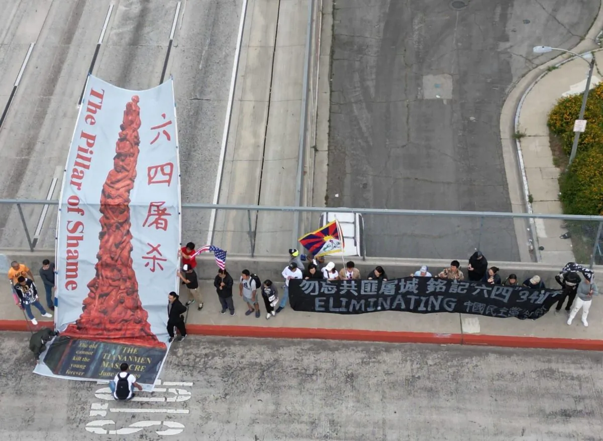 Các nhà hoạt động ủng hộ dân chủ trưng bày tấm biểu ngữ có hình bức tượng “Pillar of Shame” trên một cây cầu trong một sự kiện tưởng niệm vụ thảm sát Thiên An Môn năm 1989, ở Los Angeles, California, hôm 28/05/2023. (Ảnh: Đăng dưới sự cho phép của anh Giới Lập Kiến)