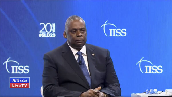 Bộ trưởng Quốc phòng Hoa Kỳ Lloyd Austin nói tại một phiên họp toàn thể tại hội nghị thượng đỉnh an ninh Á Châu Đối thoại Shangri-La ở Singapore hôm 03/06/2023, trong một ảnh tĩnh từ video. (Ảnh: Viện Nghiên cứu Chiến lược Quốc tế qua Reuters/Ảnh chụp màn hình qua NTD)