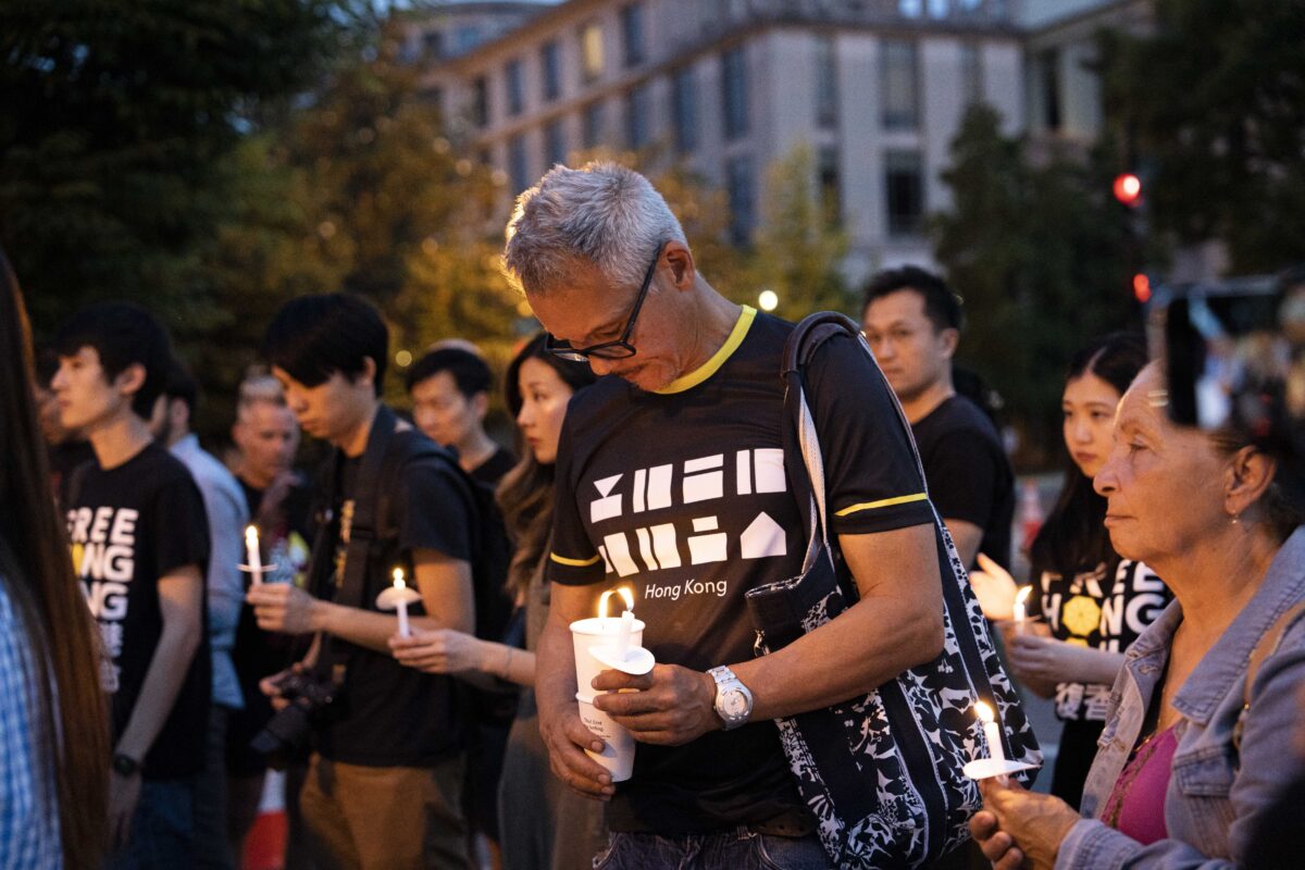 Những người tham dự buổi thắp nến tưởng niệm các nạn nhân của vụ thảm sát Thiên An Môn năm 1989 ở Hoa Thịnh Đốn hôm 02/06/2023. (Ảnh: Madalina Vasiliu/The Epoch Times)