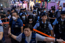 Cảnh sát bắt giữ một người dân ở khu vực Vịnh Đồng La ở Hồng Kông hôm 03/06/2023, vào đêm trước lễ kỷ niệm 34 năm Vụ thảm sát Thiên An Môn, diễn ra vào ngày 04/06/1989 ở Trung Quốc. (Ảnh: Louise Delmotte/AP Photo)
