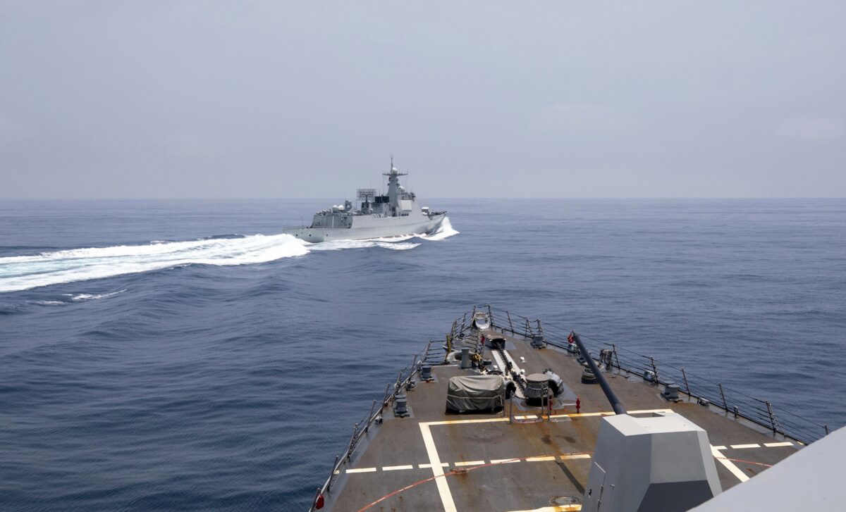 Một tàu hải quân Trung Quốc thực hiện điều mà các quan chức Hoa Kỳ gọi là thao tác “nguy hiểm”, đột ngột cắt ngang hành trình của một khu trục hạm Hoa Kỳ ở Eo biển Đài Loan, hôm 03/06/2023. (Ảnh: Chuyên gia truyền thông đại chúng cấp 1 Andre T. Richard /Hải quân Hoa Kỳ thông qua AP )