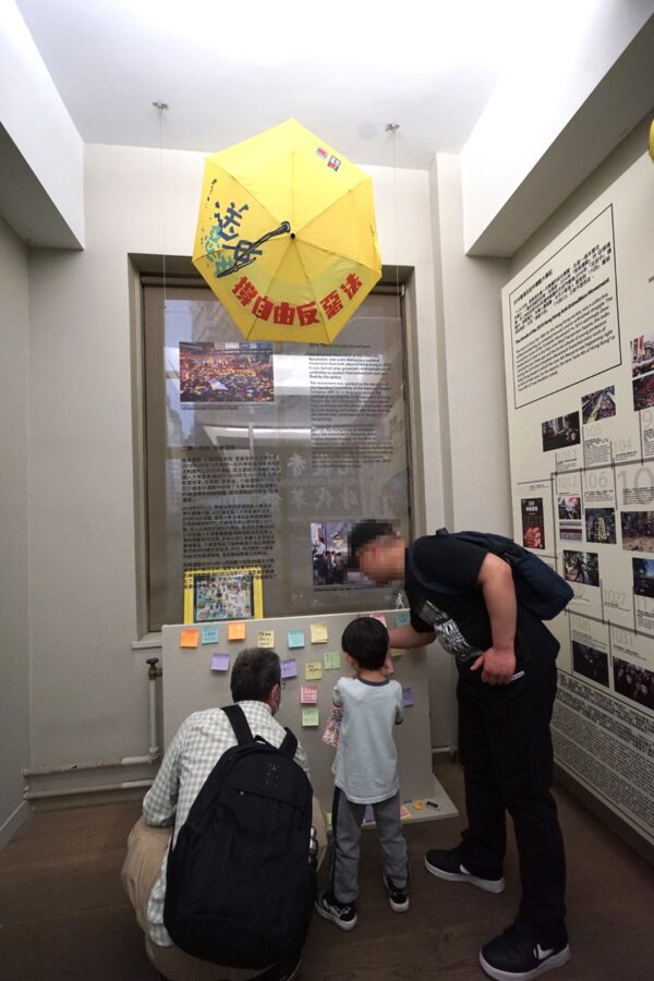 Những người đến tham quan triển lãm cũng mang theo con cái của họ hôm 03/06/2023. (Ảnh: Jenny Zeng/The Epoch Times)