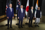 (Từ trái qua phải) Tổng thống Hoa Kỳ Joe Biden, Thủ tướng Úc Anthony Albanese, Thủ tướng Nhật Bản Fumio Kishida, và Thủ tướng Ấn Độ Narendra Modi tổ chức cuộc họp Bộ Tứ bên lề hội nghị thượng đỉnh G-7, tại khách sạn Grand Prince ở Hiroshima, miền tây Nhật Bản, hôm 20/05/2023. (Ảnh: Jonathan Ernst/Pool Photo qua AP)
