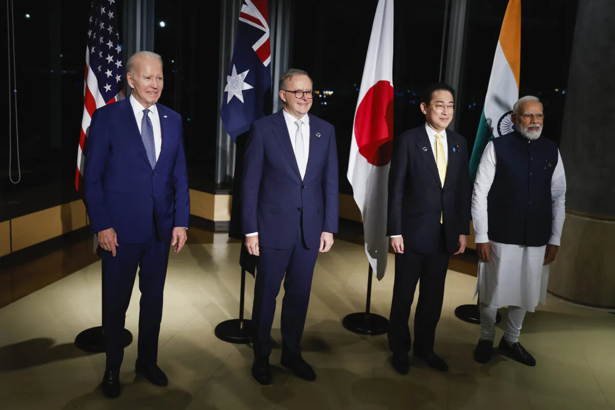 (Từ trái qua phải) Tổng thống Hoa Kỳ Joe Biden, Thủ tướng Úc Anthony Albanese, Thủ tướng Nhật Bản Fumio Kishida, và Thủ tướng Ấn Độ Narendra Modi tổ chức cuộc họp Bộ Tứ bên lề hội nghị thượng đỉnh G-7, tại khách sạn Grand Prince ở Hiroshima, miền tây Nhật Bản, hôm 20/05/2023. (Ảnh: Jonathan Ernst/Pool Photo qua AP)