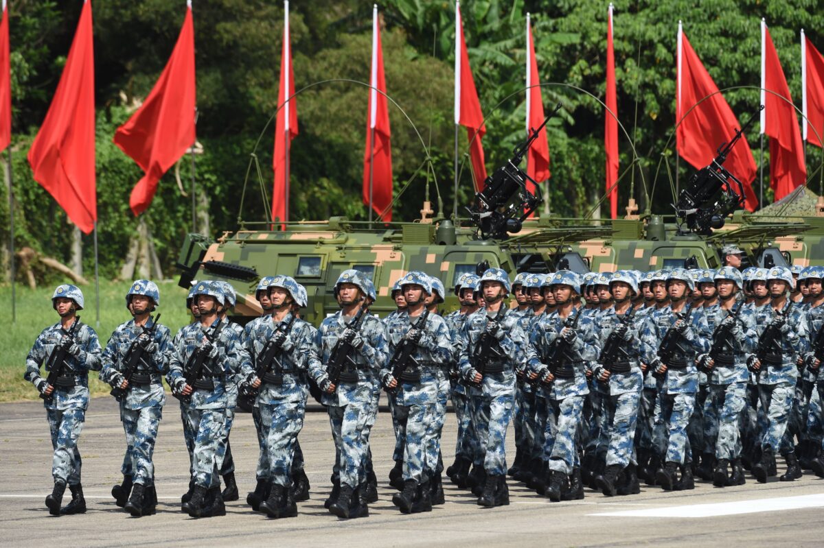 Các thành viên của Quân Giải phóng Nhân dân Trung Quốc đóng tại đơn vị đồn trú Hồng Kông tuần hành sau cuộc duyệt binh của Chủ tịch Trung Quốc Tập Cận Bình tại Hồng Kông vào ngày 30/06/2017. (Ảnh: Anthony Wallace/AFP qua Getty Images)
