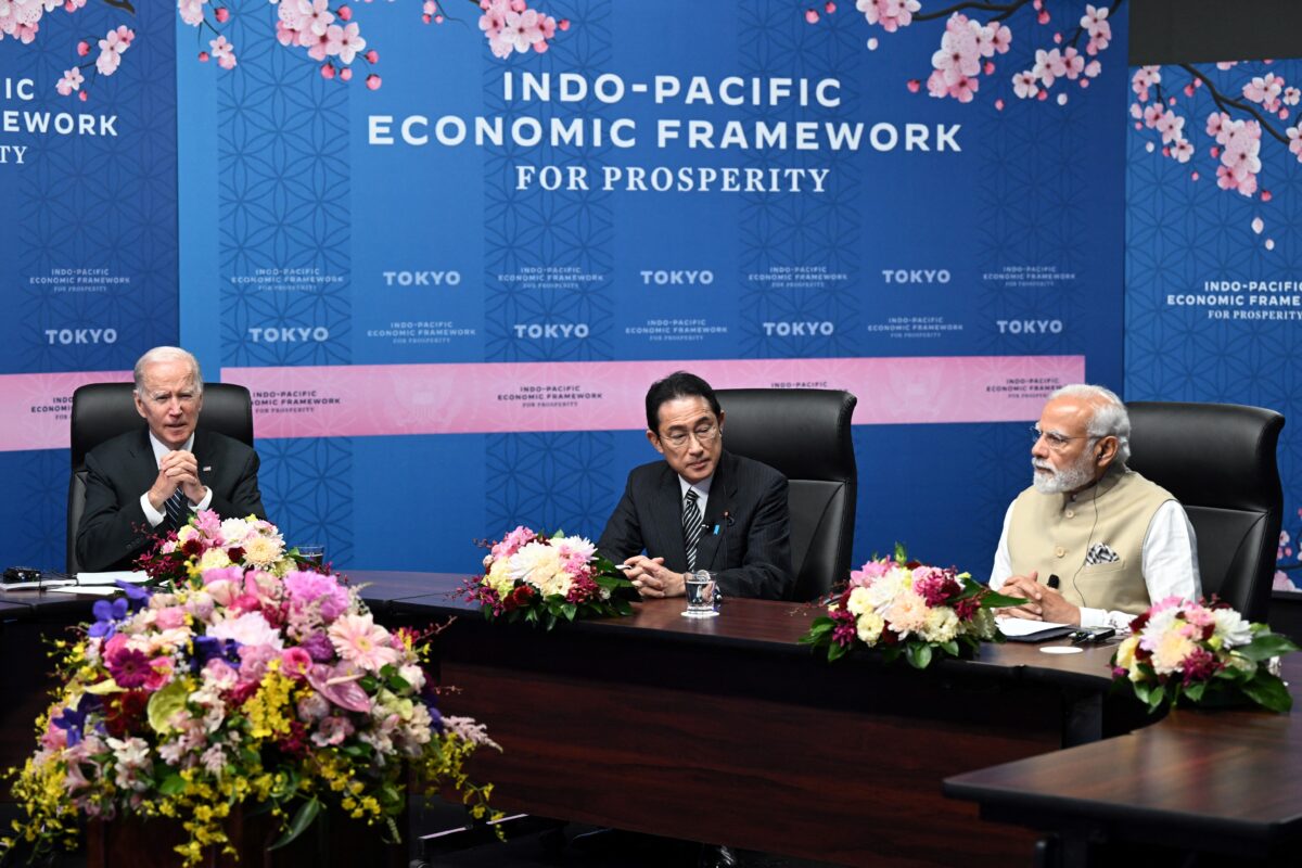 Tổng thống Hoa Kỳ Joe Biden, Thủ tướng Nhật Bản Fumio Kishida, và Thủ tướng Ấn Độ Narendra Modi tham dự Khuôn khổ Kinh tế Ấn Độ Dương-Thái Bình Dương vì Thịnh vượng tại Phòng trưng bày Vườn Izumi ở Tokyo hôm 23/05/2022. (Ảnh: Saul Loeb/AFP qua Getty Images)
