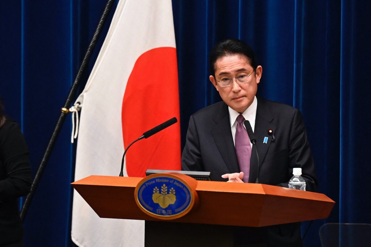 Thủ tướng Nhật Bản Fumio Kishida tham dự một cuộc họp báo ở Tokyo vào ngày 16/12/2022. (Ảnh: David Mareuil/POOL/AFP qua Getty Images)