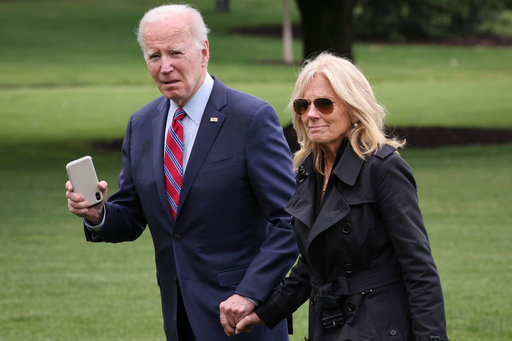 Tổng thống Joe Biden và đệ nhất phu nhân Jill Biden trở lại Tòa Bạch Ốc ở Hoa Thịnh Đốn hôm 30/05/2023. (Ảnh: Win McNamee/Getty Images)