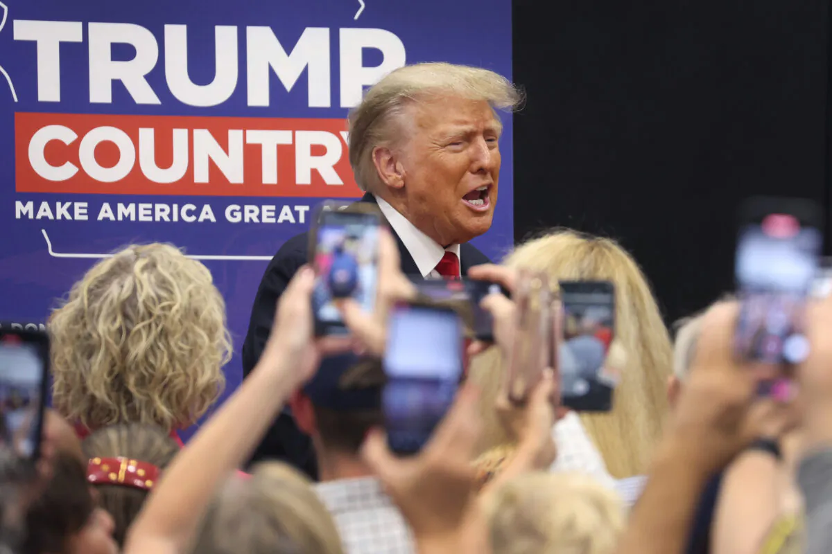 Cựu Tổng thống Donald Trump chào những người ủng hộ tại một sự kiện ở Grimes, Iowa, hôm 01/06/ 2023. (Ảnh: Scott Olson/Getty Images)