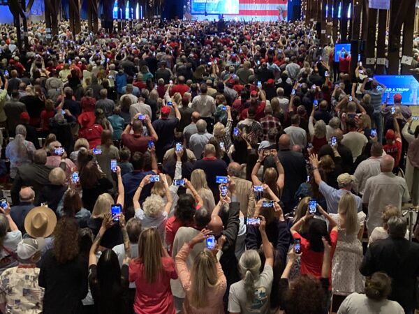 Một đám đông khoảng 3,000 người chào đón cựu Tổng thống Donald Trump tại Trung tâm Hội nghị và Thương mại ở Columbus, Georgia, hôm 10/06/2023. (Ảnh: Janice Hisle/The Epoch Times)
