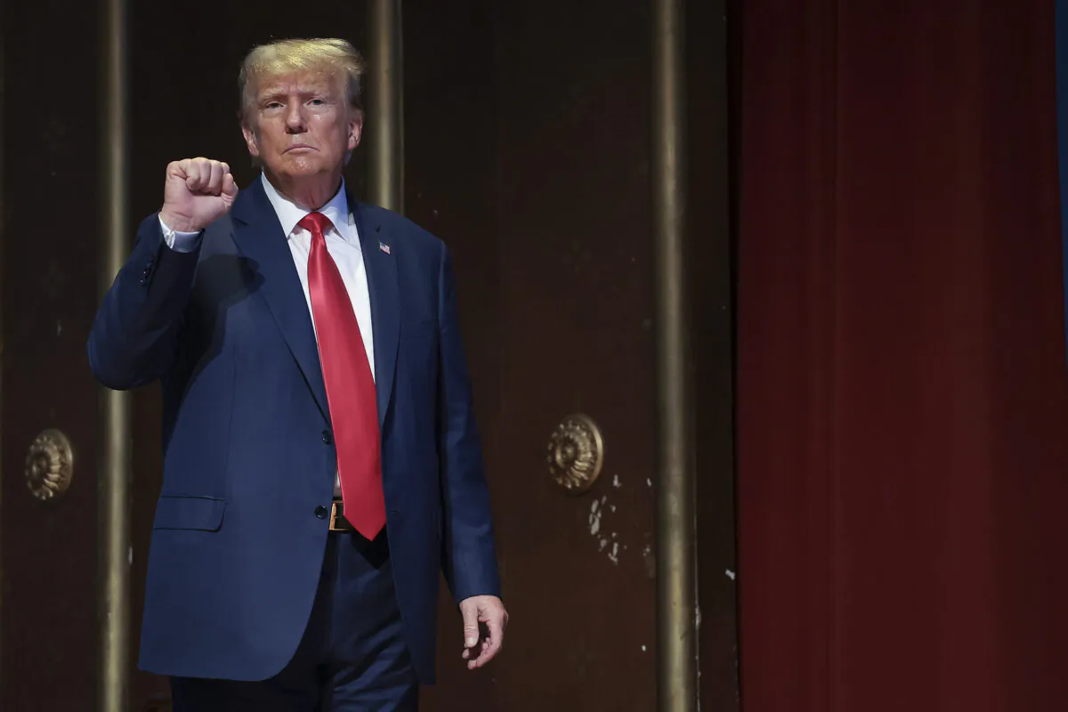 Ứng cử viên tổng thống của Đảng Cộng Hòa và là cựu Tổng thống Donald Trump ra hiệu cho khán giả sau khi diễn thuyết ở Greensboro, North Carolina, hôm 10/06/2023. (Ảnh: Win McNamee/Getty Images)
