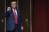 Ứng cử viên tổng thống của Đảng Cộng Hòa cựu Tổng thống Donald Trump ra hiệu với khán giả sau khi diễn thuyết ở Greensboro, North Carolina, hôm 10/06/2023. (Ảnh: Win McNamee/Getty Images)