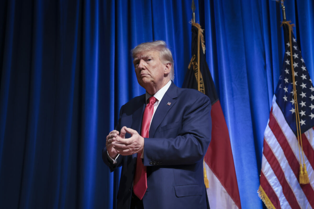 Ứng cử viên tổng thống thuộc Đảng Cộng Hòa, cựu Tổng thống Hoa Kỳ Donald Trump rời sân khấu sau khi diễn thuyết tại Greensboro, North Carolina, hôm 10/06/2023. (Ảnh: Win McNamee/Getty Images)