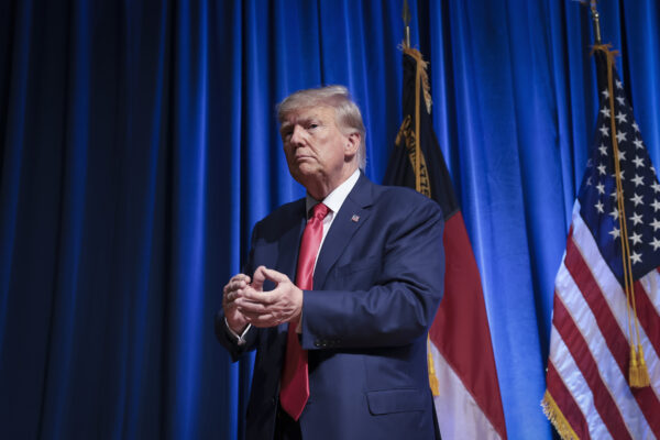 Ứng cử viên tổng thống của Đảng Cộng Hòa kiêm cựu Tổng thống Hoa Kỳ Donald Trump rời sân khấu sau khi diễn thuyết tại hội nghị cấp tiểu bang thường niên của Đảng Cộng Hòa North Carolina ở Greensboro, North Carolina, hôm 10/06/2023. (Ảnh: Win McNamee/Getty Images)