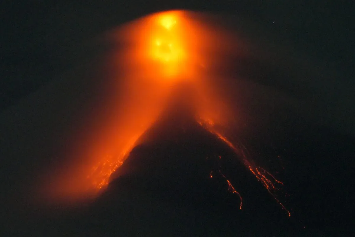 Philippines : Núi lửa Mayon phun trào dung nham, hàng chục ngàn người được cảnh báo sơ tán