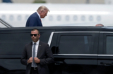 Ứng cử viên tổng thống của Đảng Cộng Hòa, cựu Tổng thống Hoa Kỳ Donald Trump đến Phi trường Quốc tế Miami ở Miami, Florida, hôm 12/06/ 2023. (Win McNamee/Getty Images)