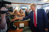 Cựu Tổng thống Donald Trump chào những người ủng hộ tại nhà hàng Versailles ở Miami hôm 13/06/2023. (Ảnh: Alex Brandon/AP Photo)