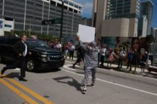 Một người biểu tình lao ra trước đoàn xe chở cựu Tổng thống Donald Trump, tại Tòa án Liên bang Hoa Kỳ Wilkie D. Ferguson Jr. ở Miami hôm 13/06/2023. (Ảnh: Ricardo Arduengo/AFP qua Getty Images)