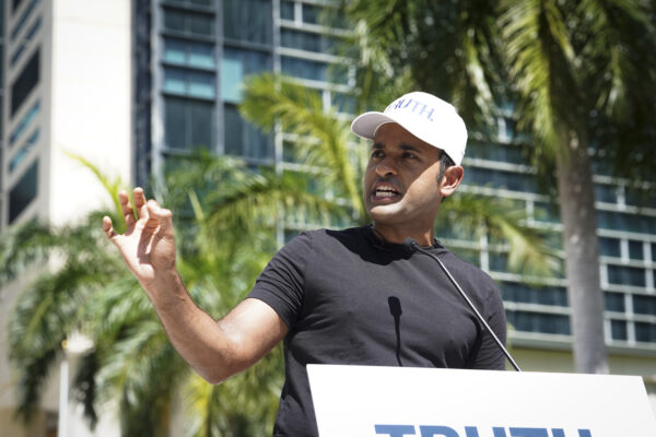 Ứng cử viên tổng thống thuộc Đảng Cộng Hòa Vivek Ramaswamy trình bày trước giới báo chí bên ngoài Tòa án Hoa Kỳ Wilkie D. Ferguson Jr. ở Miami, Florida, hôm 13/06/2023. (Ảnh: Madalina Vasiliu/The Epoch Times)