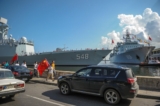 Tàu hải quân Trung Quốc Type 054A (NATO định danh: Jiankai II) và khinh hạm Ích Dương 548 (bên phải) cùng tàu tiếp tế tổng hợp 886 Thiên Đảo Hồ tiến vào cảng Havana hôm 10/11/2015. (Ảnh: Yamil Lage/AFP qua Getty Images)