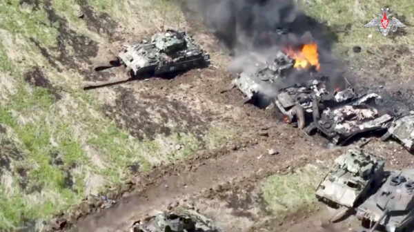 Một bức ảnh tĩnh trích từ một đoạn video cho thấy những gì được cho là thiết vận xa của lực lượng vũ trang Ukraine đã bị phá hủy ở khu vực Donetsk phía nam Ukraine, hôm 10/06/2023. (Ảnh: Bộ Quốc phòng Nga qua Reuters)