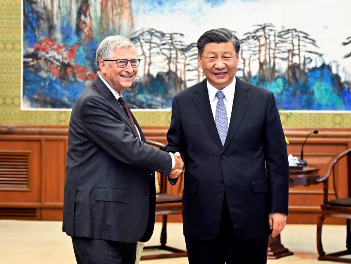 Ông Bill Gates (trái) gặp nhà lãnh đạo Trung Quốc Tập Cận Bình tại Bắc Kinh hôm 16/06/2023. (Ảnh: Yin Bogu/Xinhua qua AP)