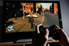 Một người đàn ông chơi Grand Theft Auto IV (Hành động phiêu lưu IV) khi trò chơi được phát hành tại London vào ngày 29/4/2008. (Ảnh: Cate Gillon/Getty Images)