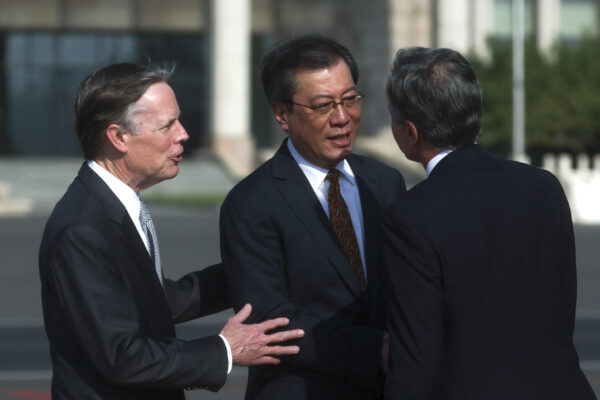 Ngoại trưởng Hoa Kỳ Antony Blinken (phải) được Vụ trưởng Vụ Bắc Mỹ và Châu Đại Dương của Bộ Ngoại giao Trung Quốc Dương Đào (Yang Tao) và Đại sứ Hoa Kỳ tại Trung Quốc Nicholas Burns (trái) tiếp đón khi ông đến Bắc Kinh, Trung Quốc, vào ngày 18/06/2023. (Ảnh: Leah Millis/Pool/AFP qua Getty Images)