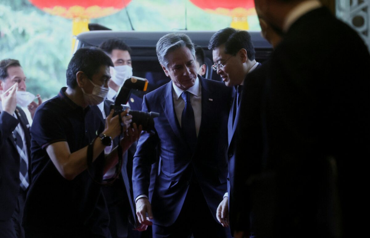 Ngoại trưởng Hoa Kỳ Antony Blinken (ở giữa) chào đón Ngoại trưởng Trung Quốc Tần Cương (bên phải) trước cuộc gặp tại Nhà khách Điếu Ngư Đài ở Bắc Kinh hôm 18/06/2023. (Ảnh: Leah Millis/POOL/AFP qua Getty Images)