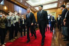 Ngoại trưởng Hoa Kỳ Antony Blinken (bên trái) sánh bước cùng với ngoại trưởng Trung Quốc Tần Cương trước cuộc họp tại Nhà khách Điếu Ngư Đài ở Bắc Kinh hôm 18/06/2023. (Ảnh: Leah Millis/Pool/AFP qua Getty Images)