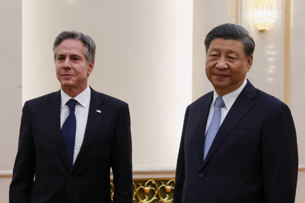 Nhà lãnh đạo Trung Quốc Tập Cận Bình (bên phải) tiếp Ngoại trưởng Hoa Kỳ Antony Blinken trước cuộc gặp của họ tại Đại lễ đường Nhân dân ở Bắc Kinh hôm 19/06/2023. (Ảnh: Leah Millis/POOL/AFP qua Getty Images)