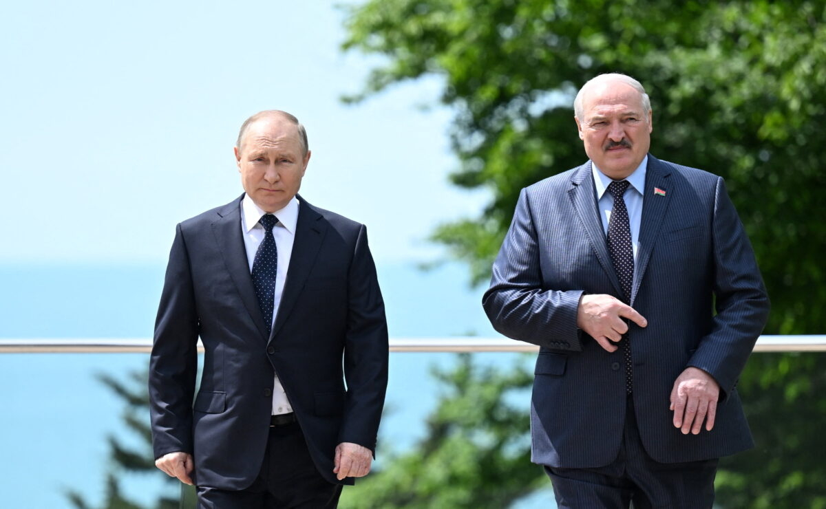Tổng thống Nga Vladimir Putin và Tổng thống Belarus Alexander Lukashenko rảo bước trong cuộc gặp ở Sochi, Nga, hôm 23/05/2022. (Ảnh: Sputnik/Ramil Sitdikov/Kremlin qua Reuters)