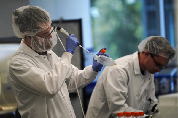 Các nhà khoa học làm việc trong phòng thí nghiệm xử lý sinh học tại Eat Just ở Alameda, California, hôm 14/06/2023. (Ảnh: AP Photo/Jeff Chiu)