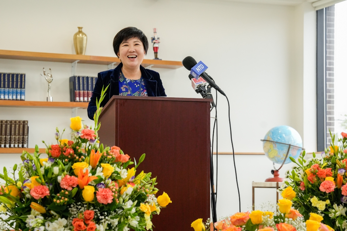 Bà Sherry Yin, phó chủ tịch điều hành kinh doanh của Gan Jing World, trình bày tại lễ khai trương tòa nhà trụ sở đầu tiên của công ty, có tên là “MT0” hay “Middletown Zero,” ở Middletown, New York, hôm 22/06/2023. (Ảnh: Samira Bouaou/The Epoch Times)