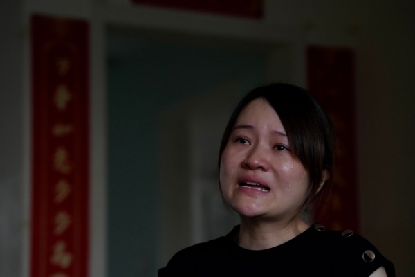 Bà Lý Văn Túc (Li Wenzu), vợ của luật sư nhân quyền bị tước quyền luật sư Vương Toàn Chương, đã khóc khi nhớ lại những gì mà gia đình phải gánh chịu trước sự sách nhiễu ngày càng gia tăng nhắm vào gia đình mình, đặc biệt là đứa con 10 tuổi của bà tại căn nhà chung cư của họ ở quận Xương Bình, Bắc Kinh, hôm 20/06/2023. (Ảnh: Ng Han Quan/AP Photo)