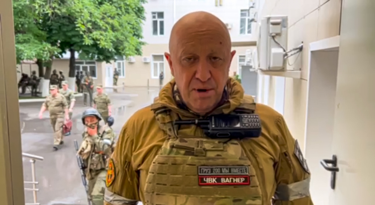 Ông Yevgeny Prigozhin, chủ sở hữu của công ty quân sự Tập đoàn Wagner, ghi hình phần trình bày của mình ở Rostov-on-Don, Nga, hôm 24/06/2023. (Ảnh: Dịch vụ báo chí Prigozhin qua AP)