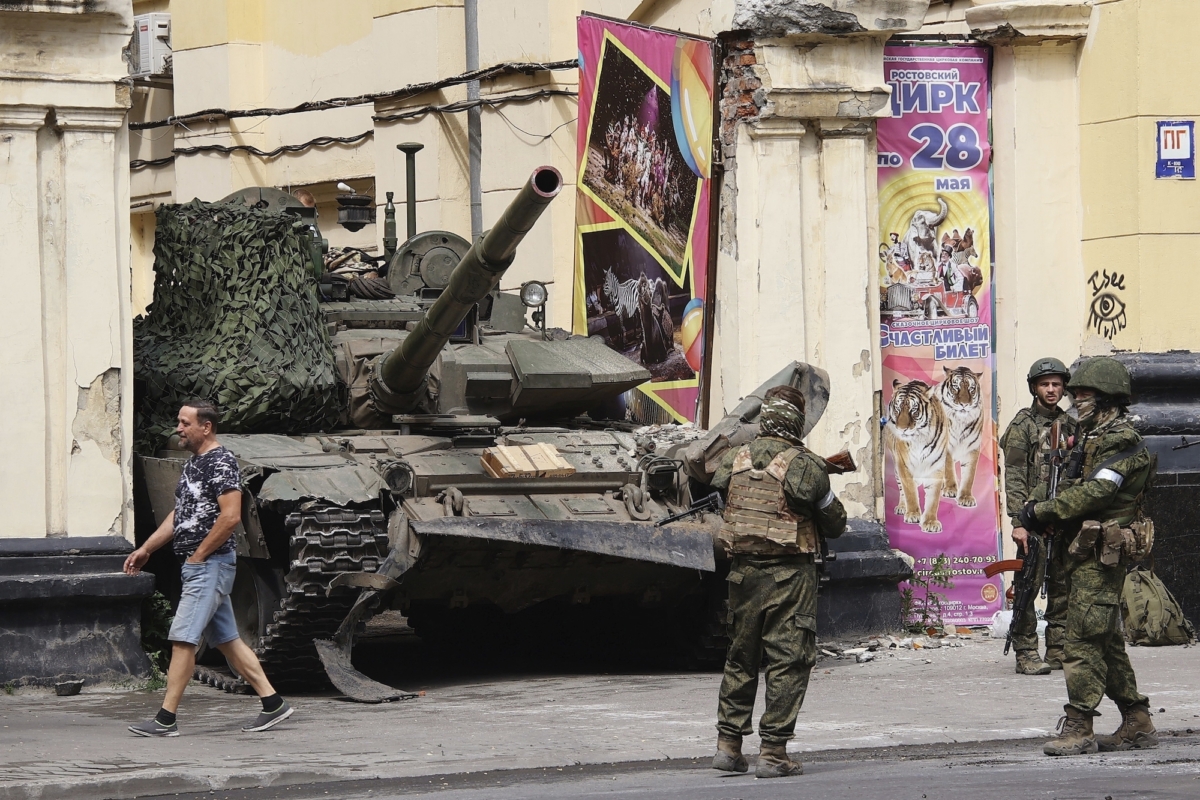 Các quân nhân Nga bảo vệ một khu vực đứng trước một chiếc xe tăng trên một con đường ở Rostov-on-Don, Nga, hôm 24/06/2023. (Ảnh: Vasily Deryugin, Nhà xuất bản Kommersant qua AP)