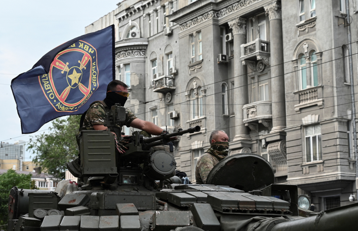 Các chiến binh của Wagner, một nhóm lính đánh thuê tư nhân của Nga, được nhìn thấy trên nóc một chiếc xe tăng khi đang được điều động ở gần trụ sở của Quân khu phía Nam tại thành phố Rostov-on-Don, Nga, hôm 24/06/2023. (Ảnh: Stringer/Reuters)