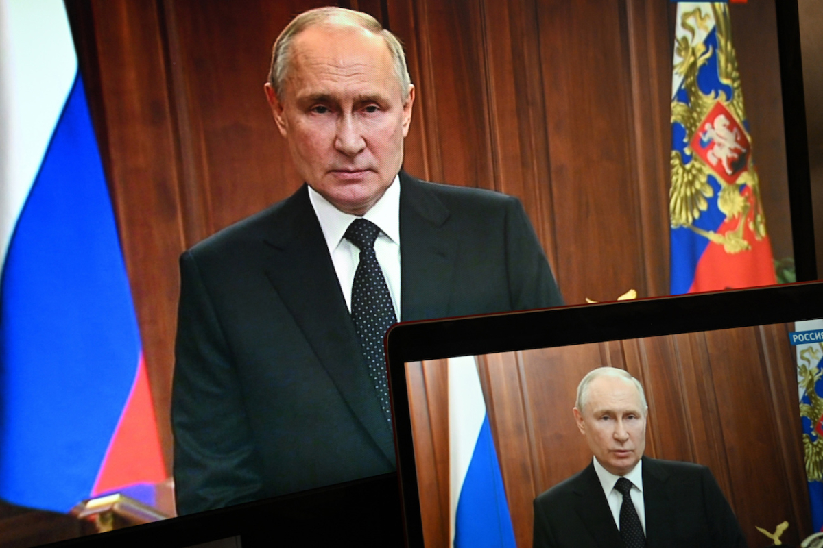 Tổng thống Nga Vladimir Putin xuất hiện trên màn hình khi ông diễn thuyết trước quốc dân ở Moscow hôm 24/06/2023. (Ảnh: Pavel Bednyakov, Sputnik, Kremlin Pool Photo qua AP)