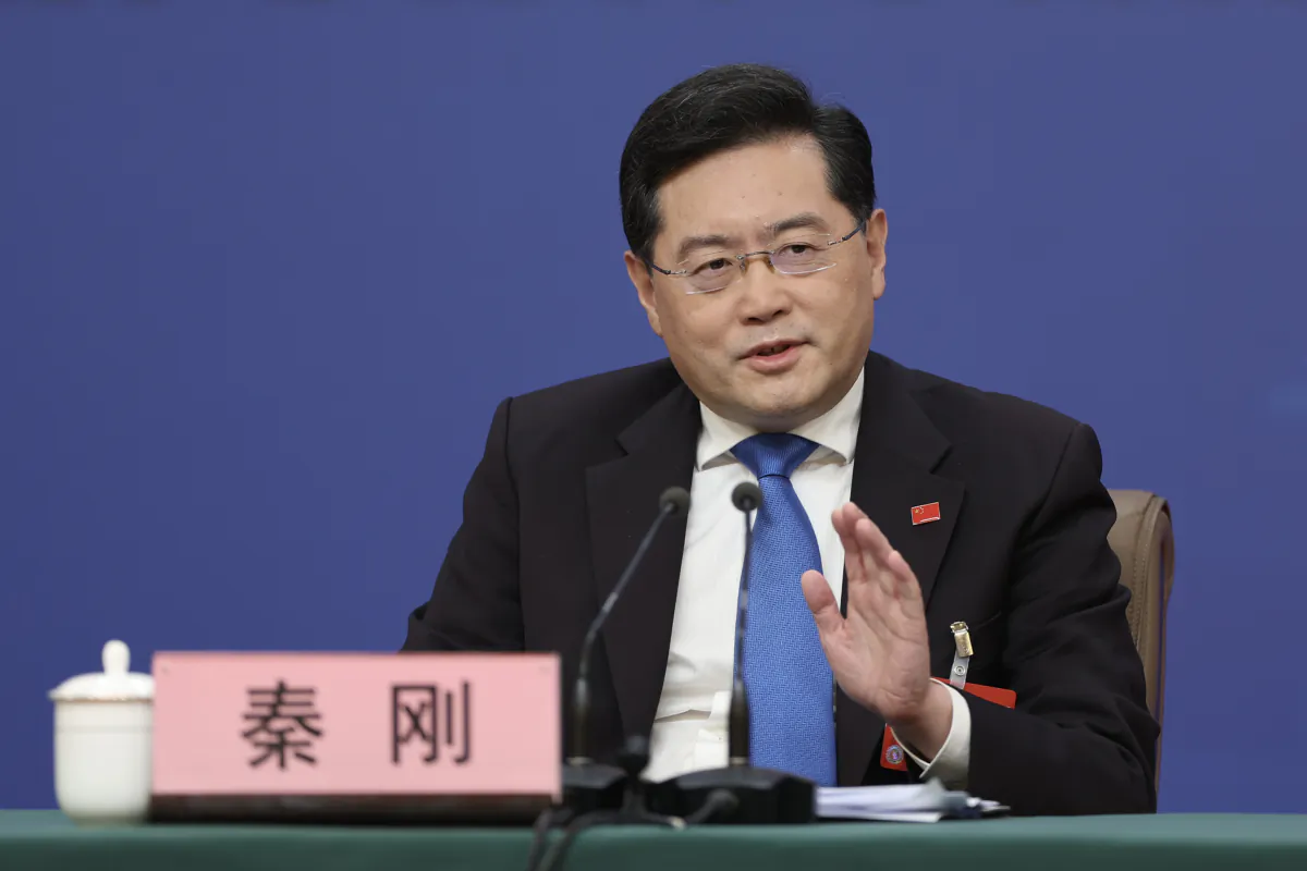 Bộ trưởng Ngoại giao Trung Quốc Tần Cương tham dự một cuộc họp báo tại Trung tâm Truyền thông ở Bắc Kinh hôm 07/03/2023. (Ảnh: Lintao Zhang/Getty Images)