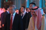 Ngoại trưởng Saudi Arabia Faisal bin Farhan al-Saud (Phải) và Phó Chủ tịch Hội nghị Hiệp thương Chính trị Nhân dân Trung Quốc (CPPCC) Hồ Xuân Hoa tham dự Hội nghị Doanh nghiệp Arab-Trung Quốc lần thứ 10 tại Riyadh, hôm 11/06/2023. (Ảnh: Fayez Nureldine /AFP qua Getty Images)