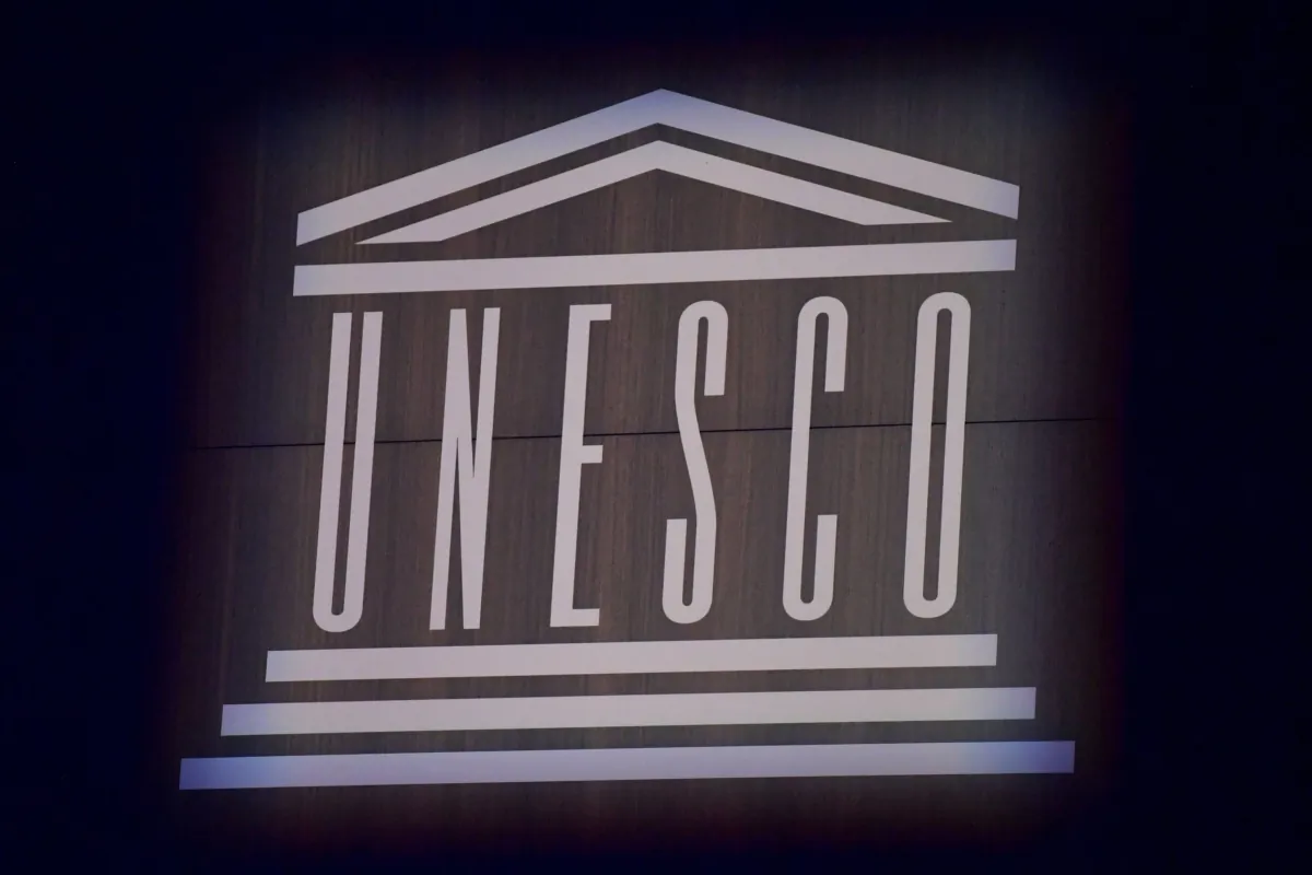 Logo của UNESCO tại Paris vào ngày 12/11/2021. (Ảnh: Julien de Rosa/Pool/AFP qua Getty Images)