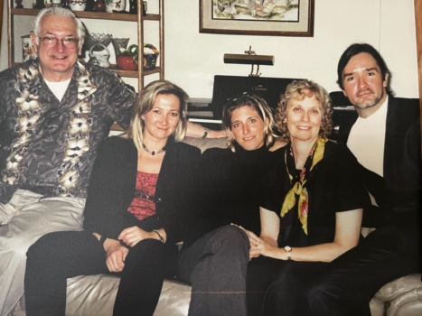 Gia đình ông Alber, từ trái sang phải: Thẩm phán Keith Alber, bà Juliana, bà Becky, bà Linda, và ông Kevin. (Ảnh: Đăng dưới sự cho phép của gia đình ông Albert)