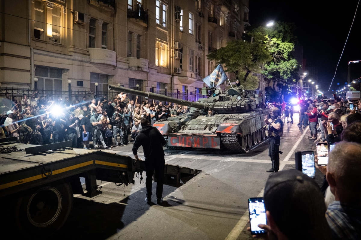 Các thành viên của nhóm Wagner chuẩn bị rút khỏi trụ sở của Quân khu phía Nam để trở về căn cứ của họ ở Rostov-on-Don cuối ngày 24/06/2023. (Ảnh: Roman Romokhov/AFP qua Getty Images)