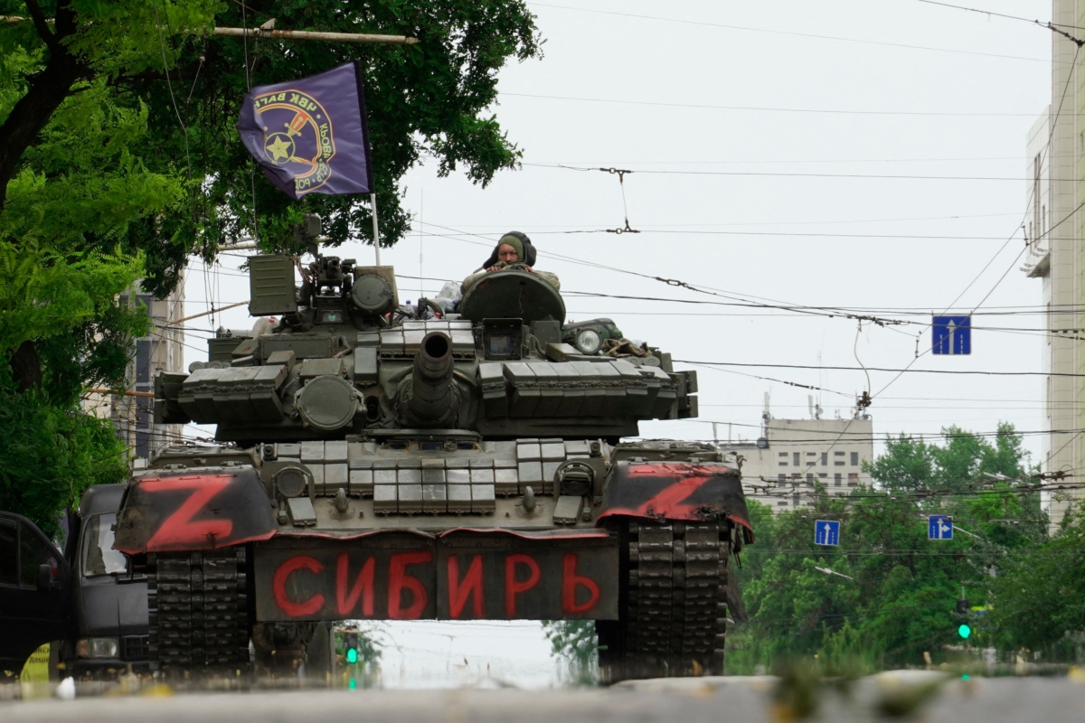 Các quân nhân của Wagner Group ngồi trên nóc một chiếc xe tăng trên đường xá ở thành phố Rostov-on-Don, Nga, hôm 24/06/2023. (Ảnh: Stringer/AFP qua Getty Images)