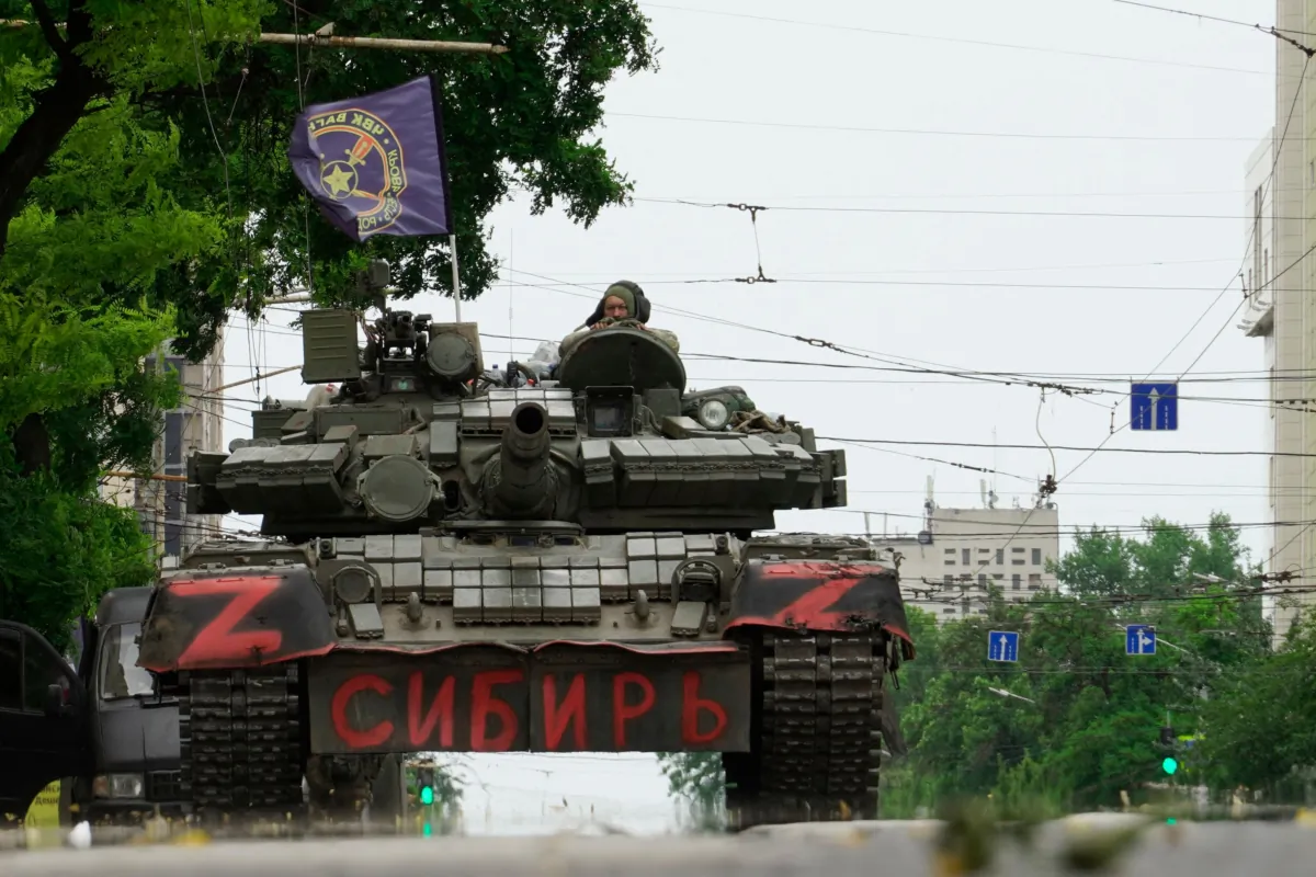 Các thành viên của nhóm Wagner ngồi trên nóc chiếc xe tăng trên một con phố ở thành phố Rostov-on-Don, hôm 24/06/2023. (Ảnh: Ảnh chụp bởi Stringer/AFP qua Getty Images)