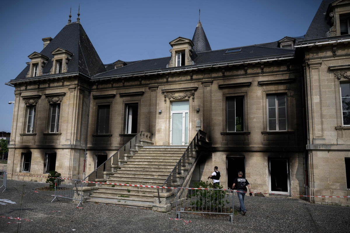 Cảnh sát Pháp kiểm tra một tòa nhà công cộng bị cháy một phần ở ngoại ô thành phố Bordeaux, Pháp, hôm 29/06/2023. (Ảnh: Philippe Lopez/AFP qua Getty Images)