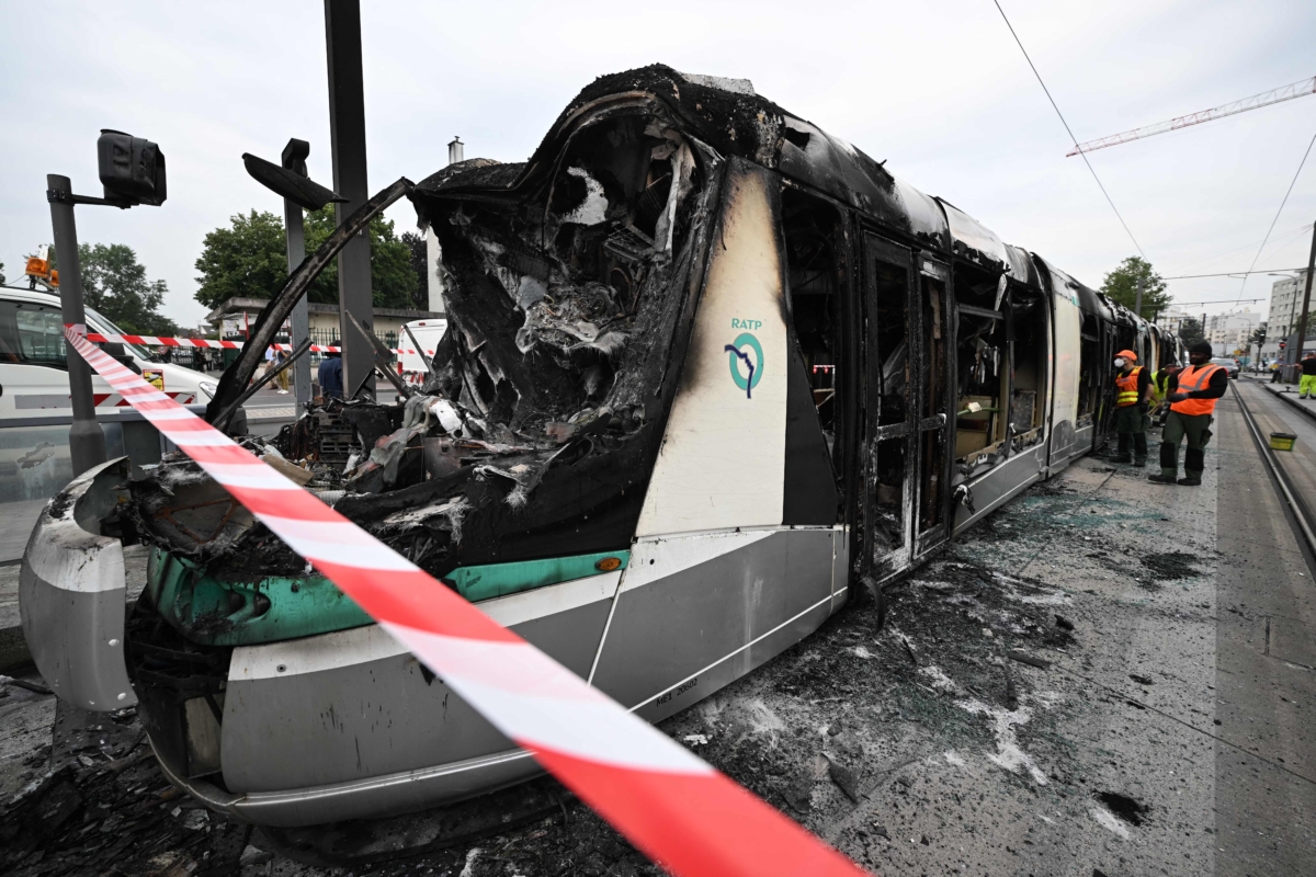 Bức ảnh này được chụp hôm 29/06/2023, ở Clamart, phía tây nam của Paris, cho thấy một chiếc tàu điện bị phóng hỏa sau bạo lực và các cuộc biểu tình ở vùng ngoại ô đêm hôm trước để đáp trả một vụ nổ súng có liên quan đến cảnh sát. (Ảnh: Emmanuel Dundand/AFP qua Getty Images)